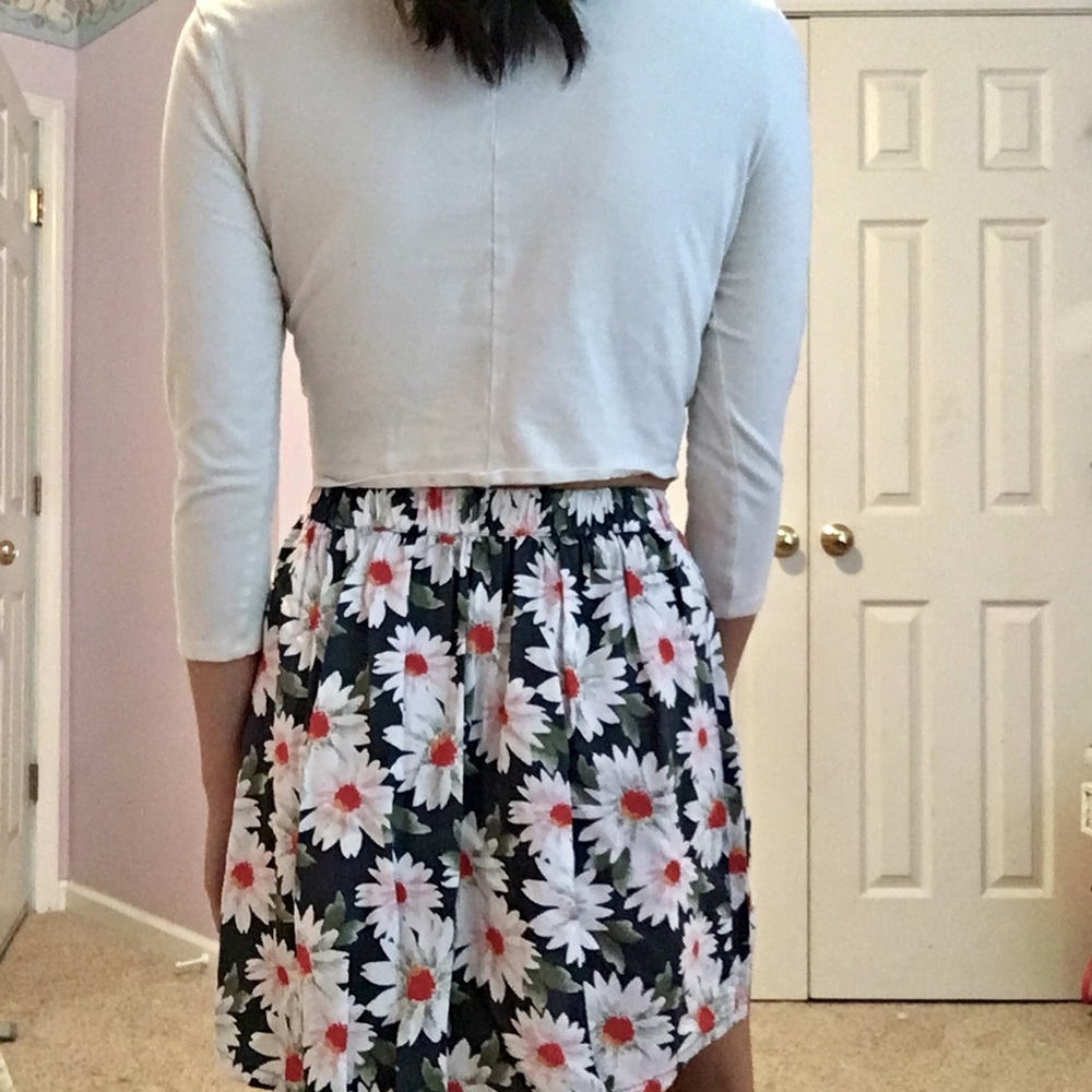$5 W/ BUNDLE Hollister Dark Green Floral Skirt - Picture 3 of 8